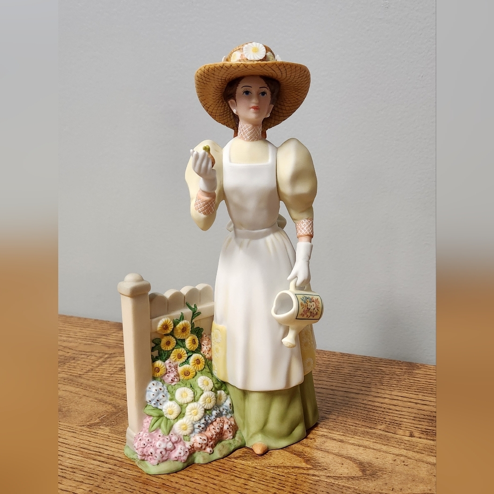 Avon 2008 Mrs. Albee Porcelain President's Club Figurine
